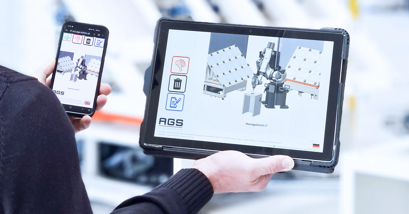 ACS-Montageschritt auf Tablet und Smartphone in der Werkshalle