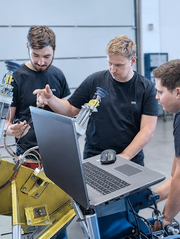 AGS-Team bei der gemeinsamen Arbeit an einer Automatisierungsanlage