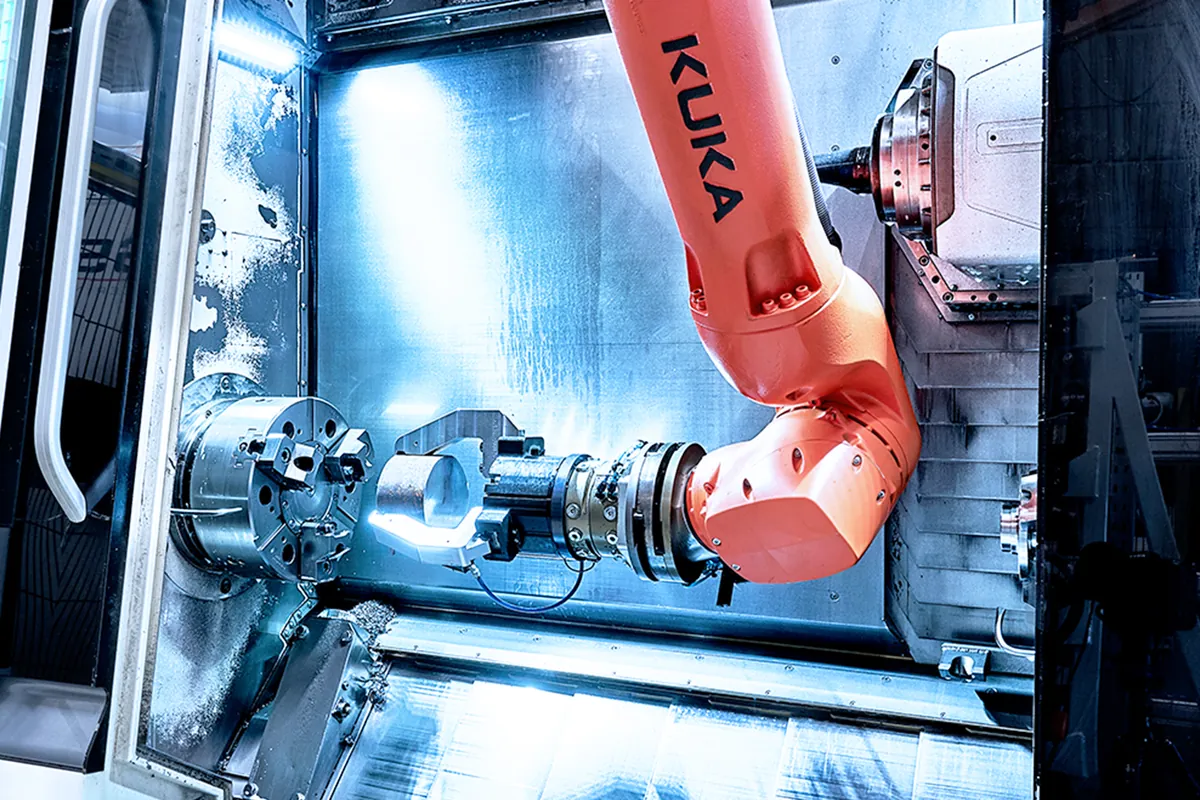 KUKA-Roboter beim automatisierten Be- und Entladen einer CNC-Maschine