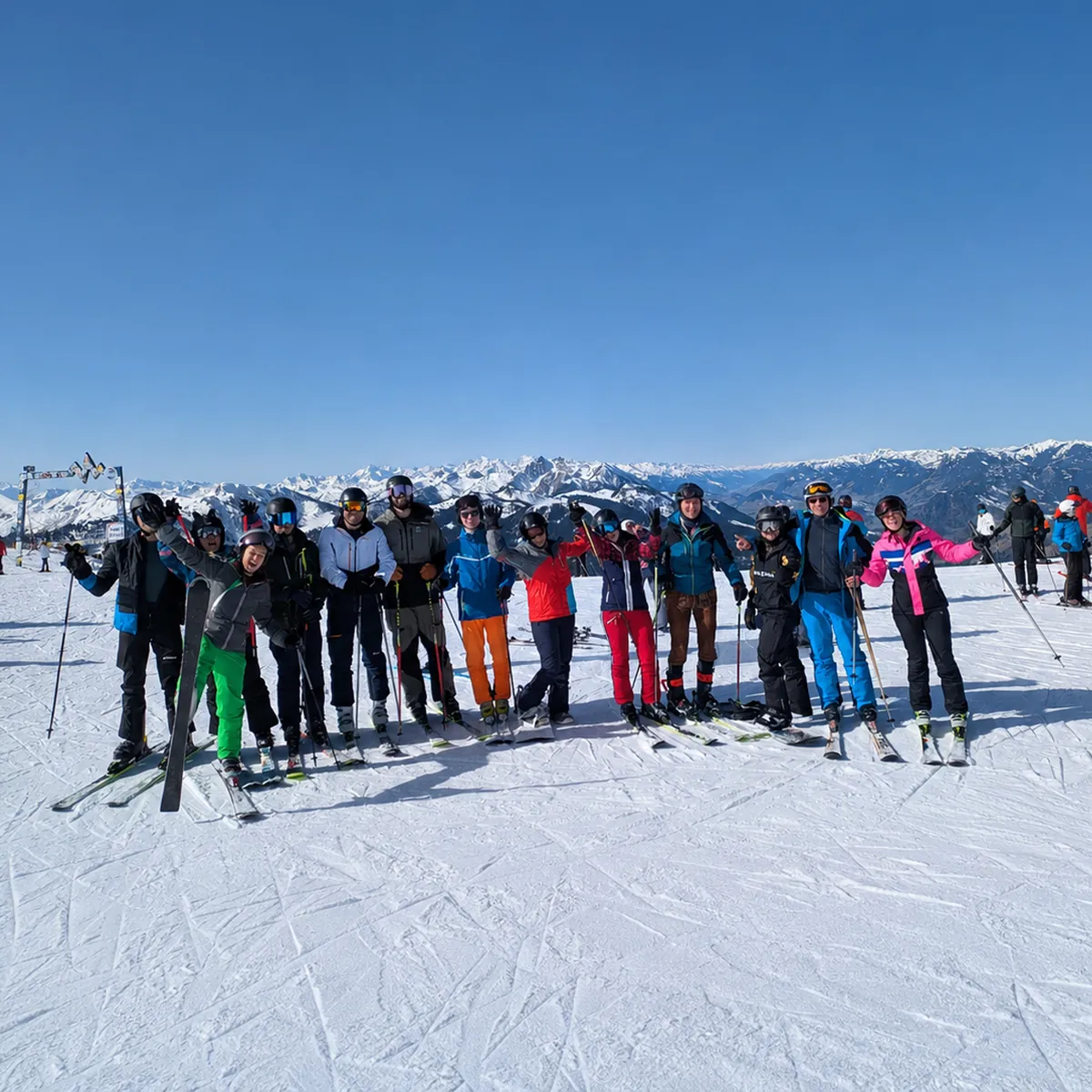 AGS-Team beim gemeinsamen Skitag am Berg