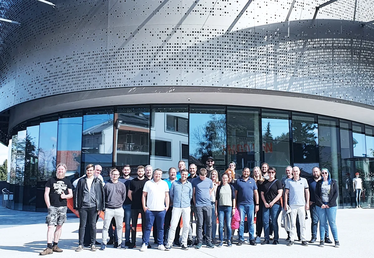AGS-Team beim Betriebsausflug vor der Motohall
