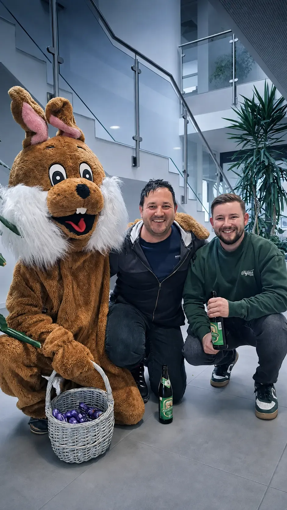 Osterhase zu Besuch im AGS-Foyer