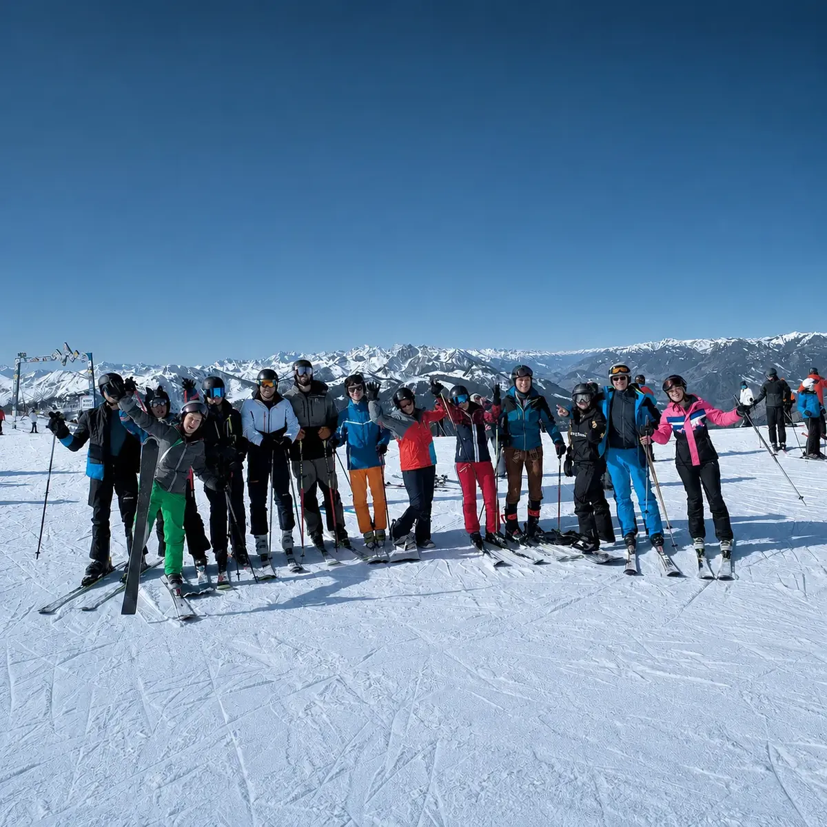 AGS-Team beim gemeinsamen Skitag am Berg