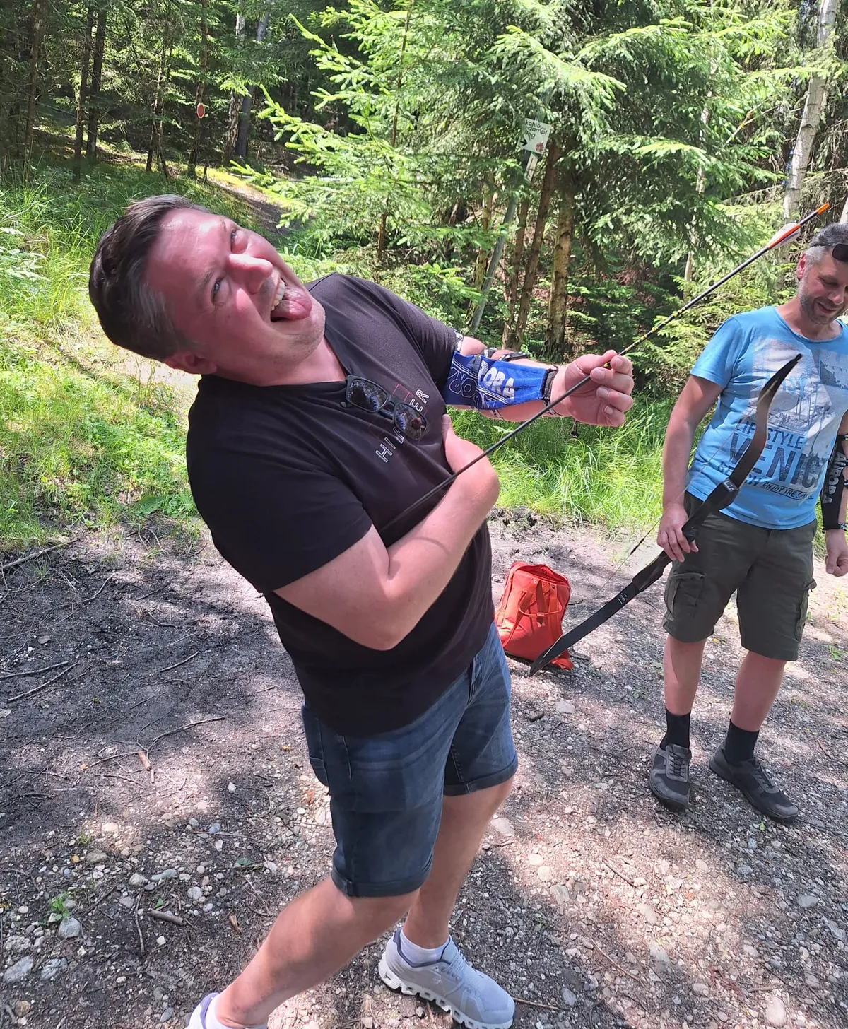 Bogenschießen beim AGS-Sommerevent im Wald