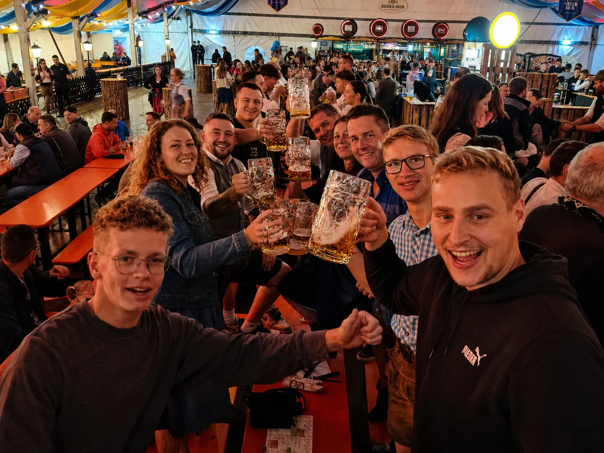 AGS-Team beim Volksfest im Bierzelt