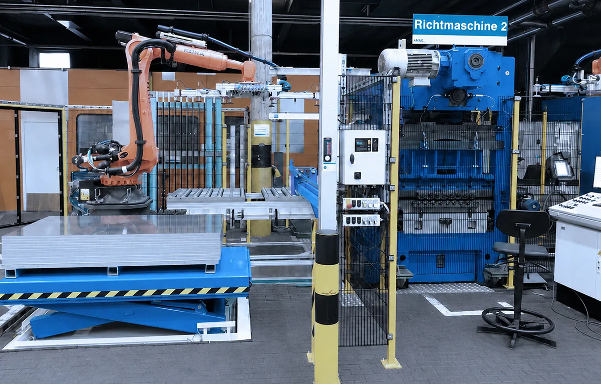 Roboterhandling der Aluminiumbleche an Richtmaschine 2