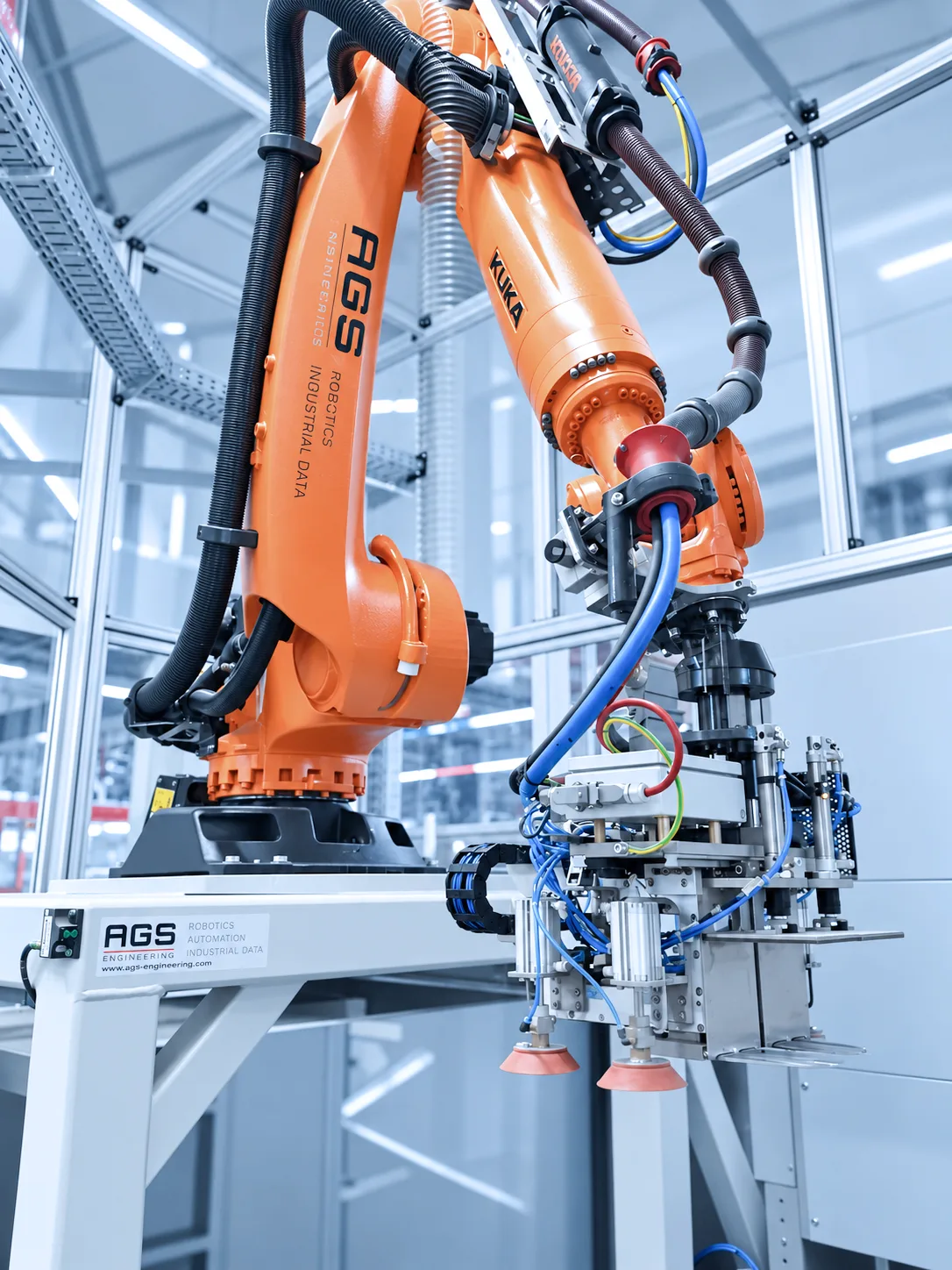 AGS-Roboter mit Vakuumgreifer beim Palettieren von Bleistapeln