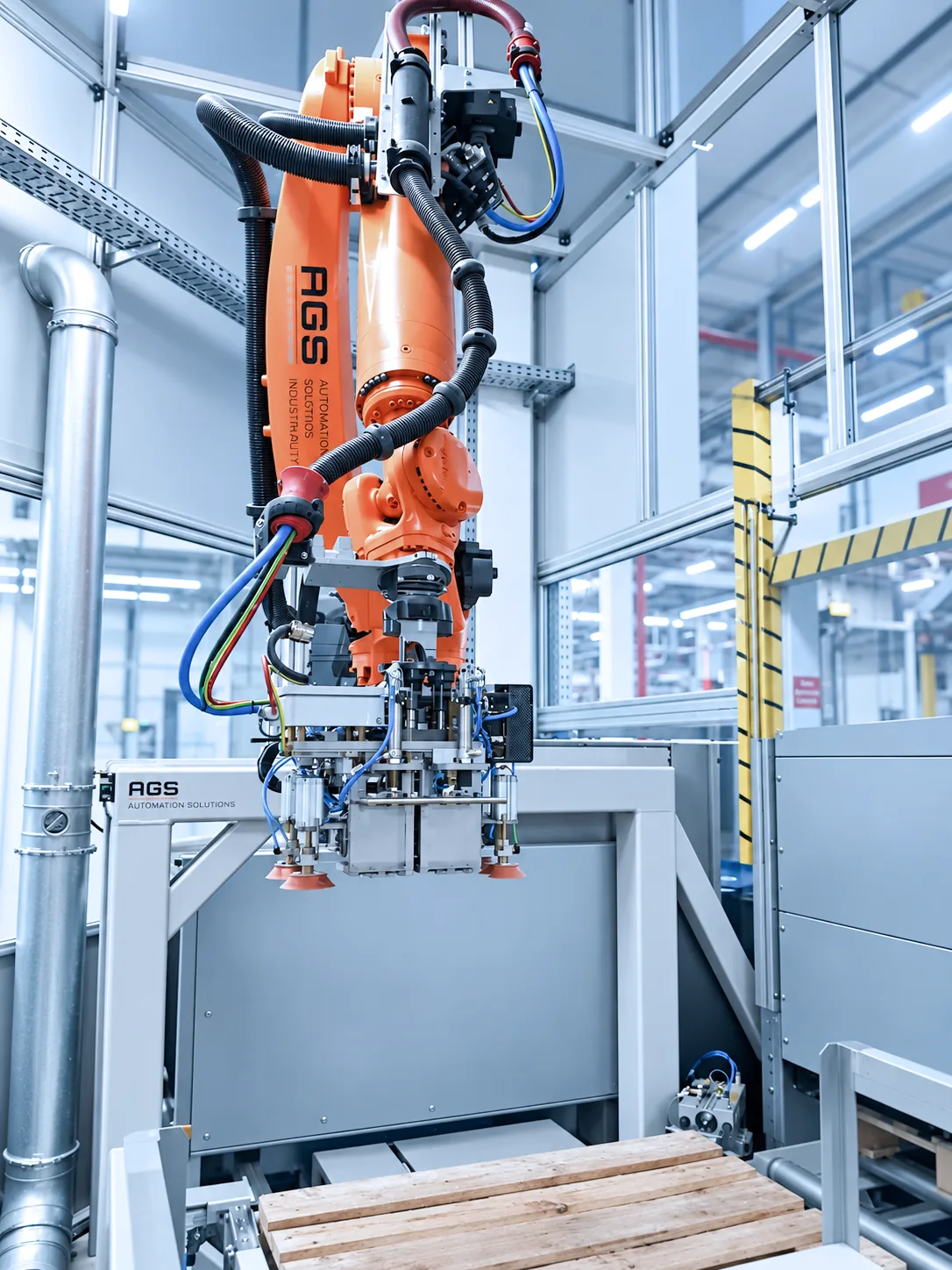 Roboter mit Sauggreifer über der Palettierstation