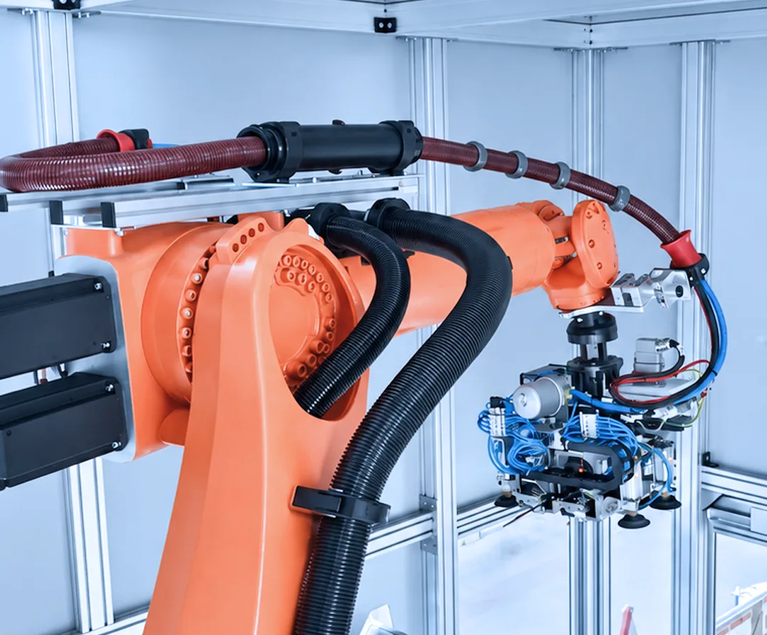 Nahaufnahme des Roboterarms mit Greifsystem und Energieführung