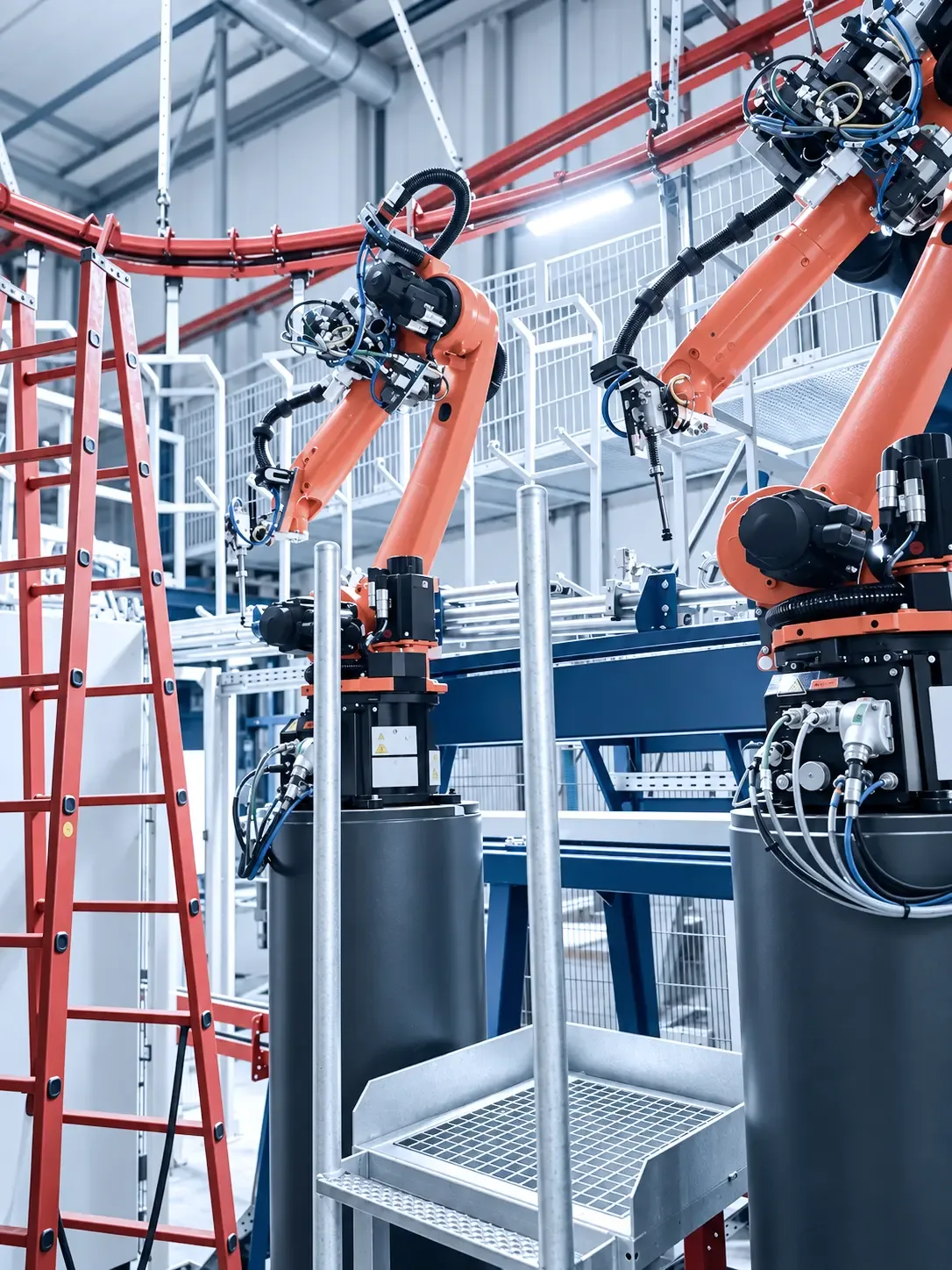 Zwei Roboter mit Greiftechnik im parallelen Einlegeprozess