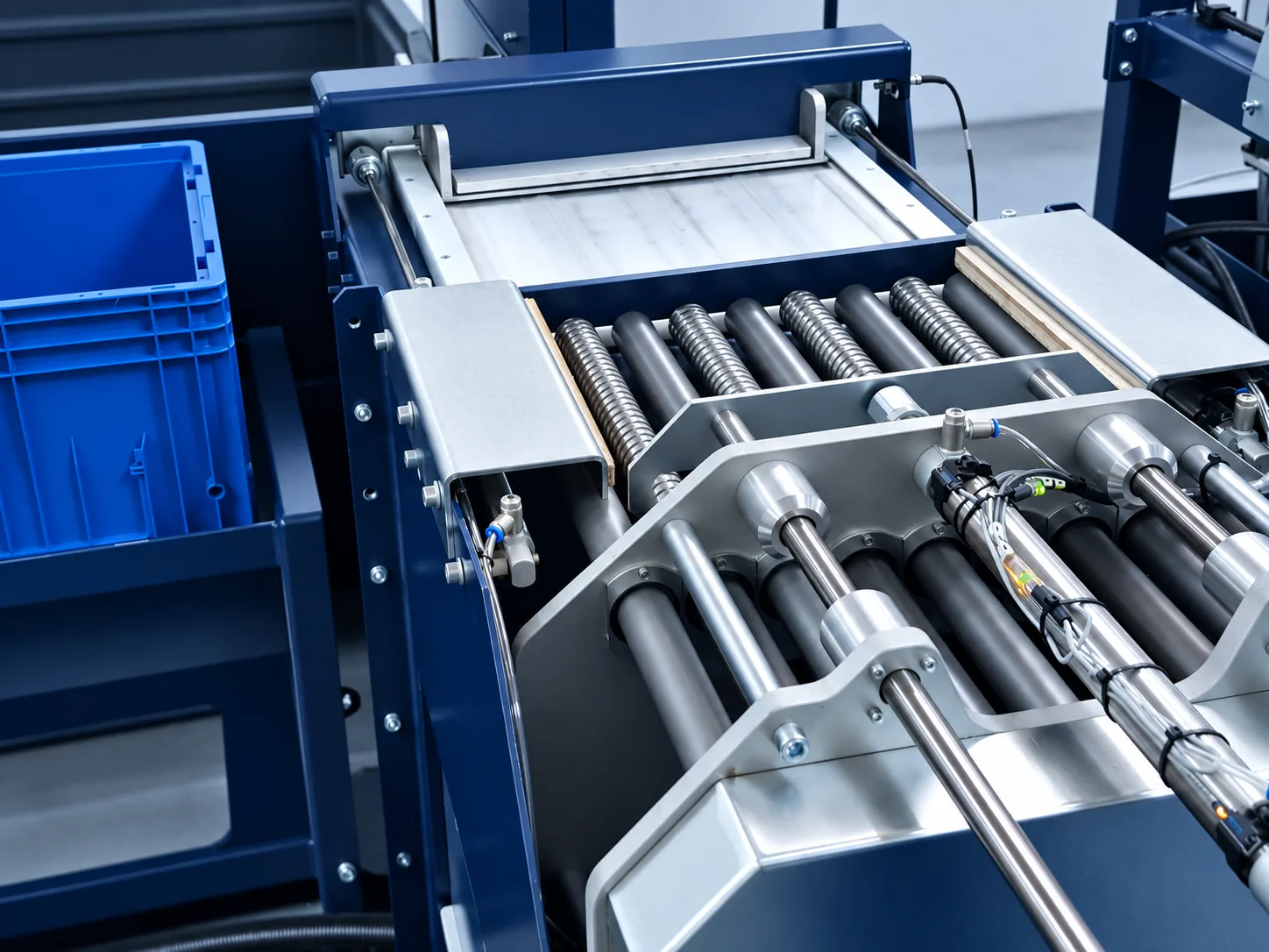 Fördertechnik und Handlingeinheit der Gewindeschneidanlage im Detail