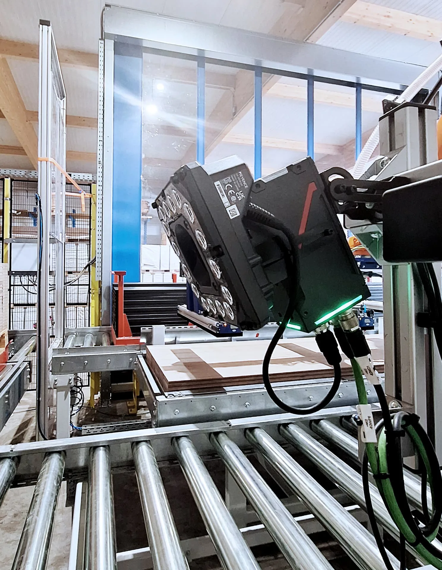 Vision-Scanner prüft die Nutzseite der Terrassendielen