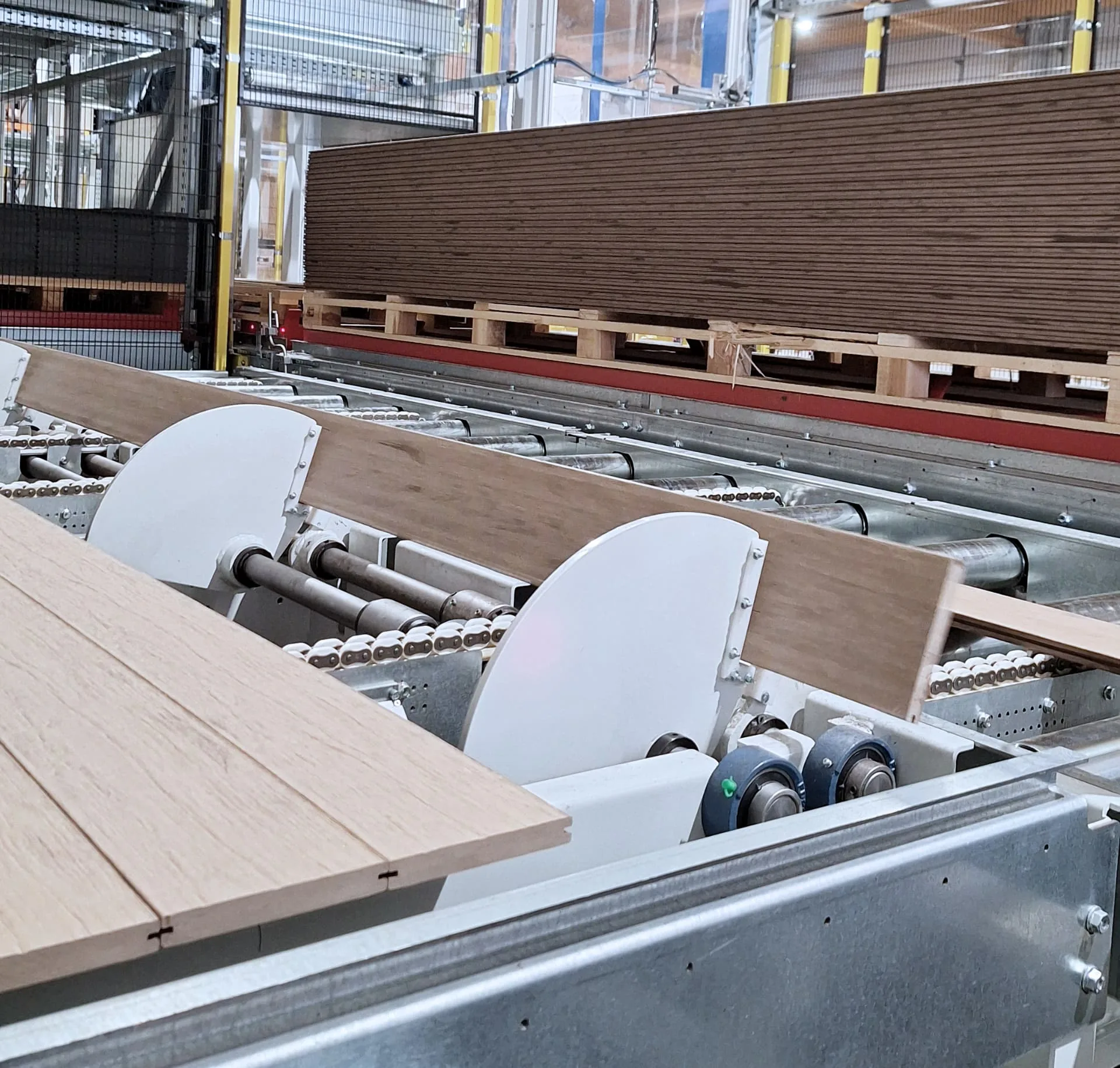 Fördertechnik mit Wendescheiben für einzelne Dielen