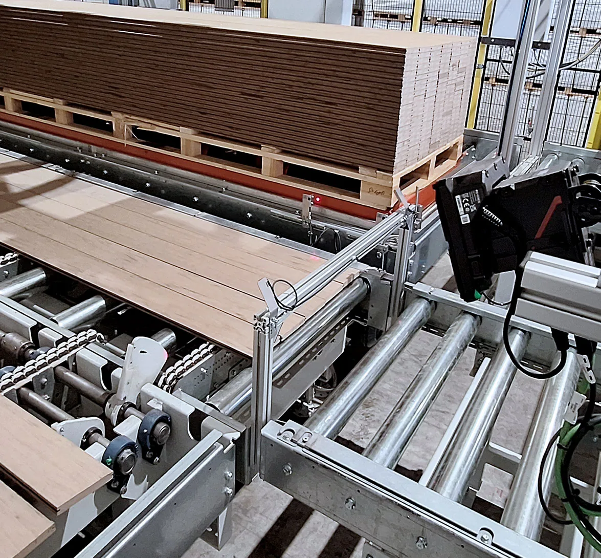 Versandfertiges Dielenpaket auf Palette neben der Fördertechnik