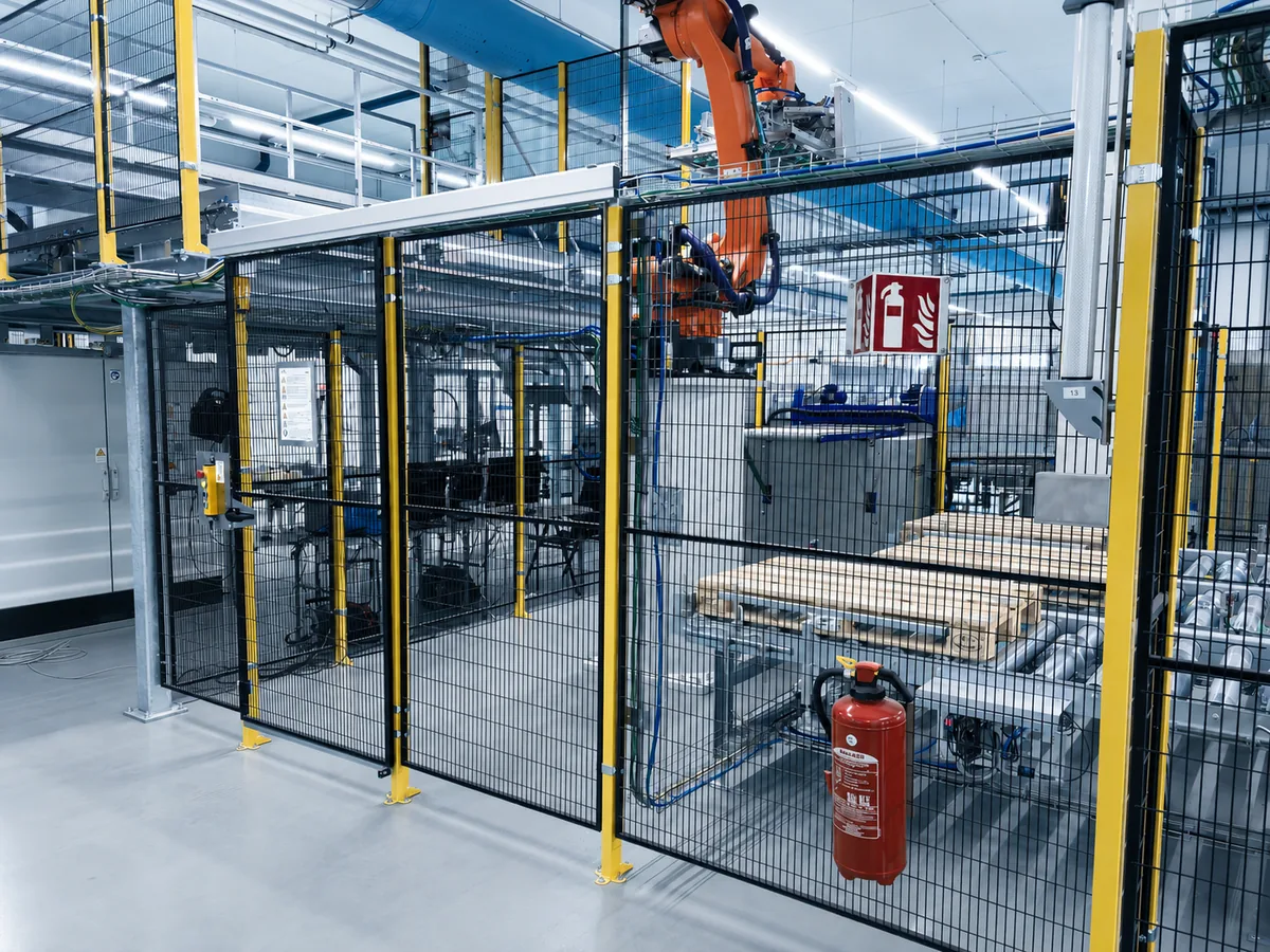 Eingehauste Roboterzelle mit Palettenzuführung