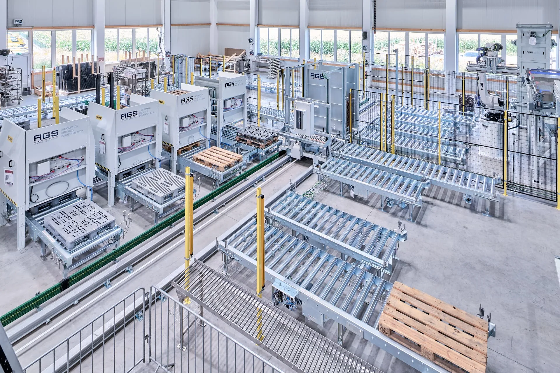 Überblick über die Palettieranlage mit Fördertechnik und Palettenhandling