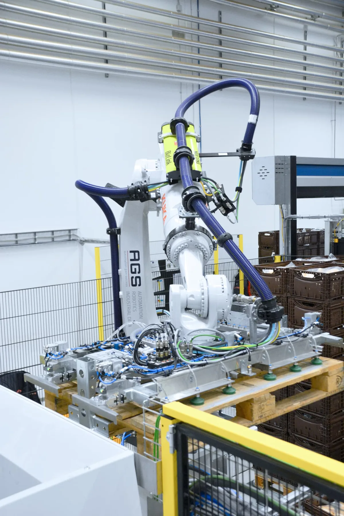 Roboter mit kombiniertem Paletten- und Kistengreifer