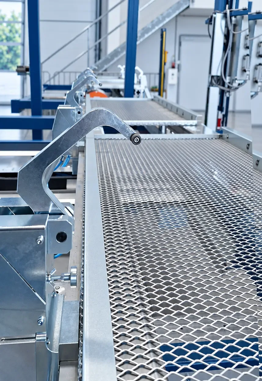 Detail der Spanntechnik mit Andrückrolle an der Streckmetall-Kassette
