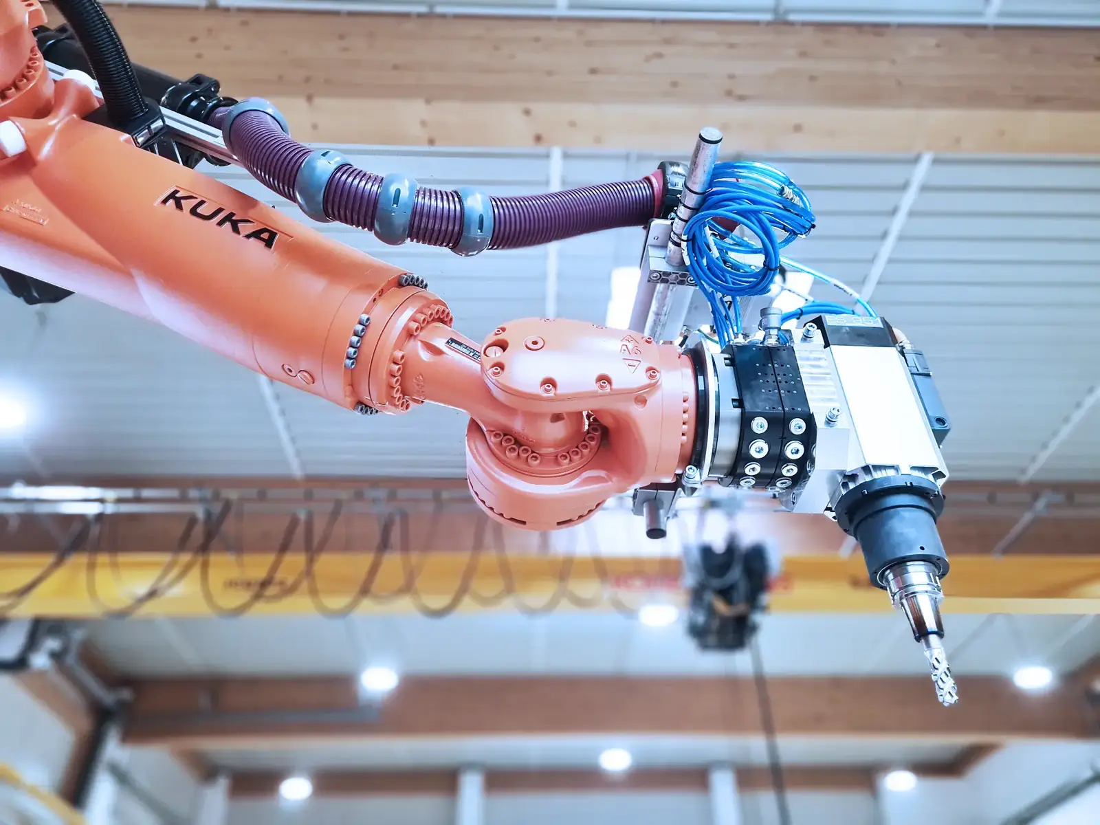 Frässpindel und Werkzeugaufnahme des KUKA Roboters im Detail
