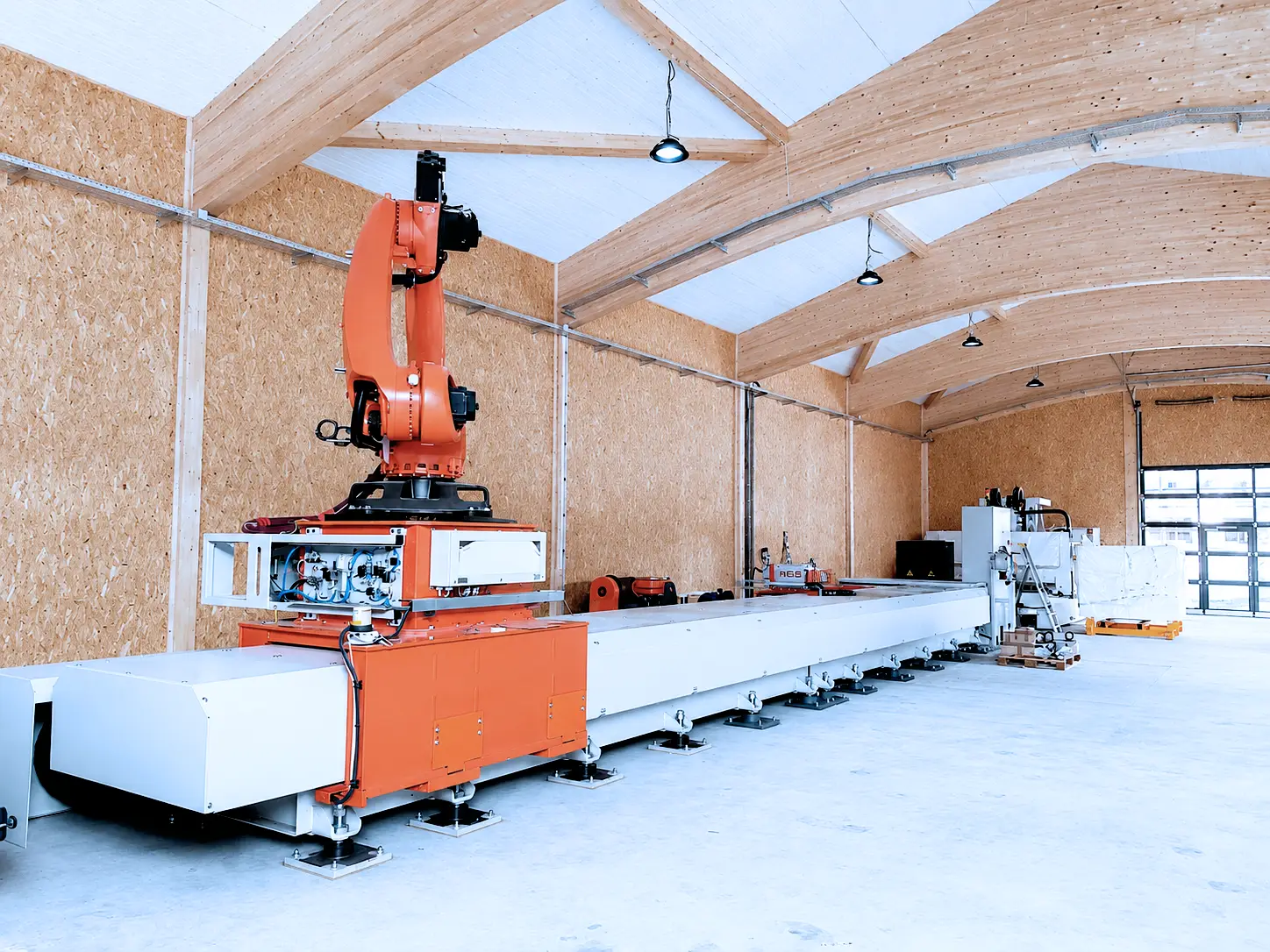 Roboter-Fräszelle mit Linearachse in der Produktionshalle
