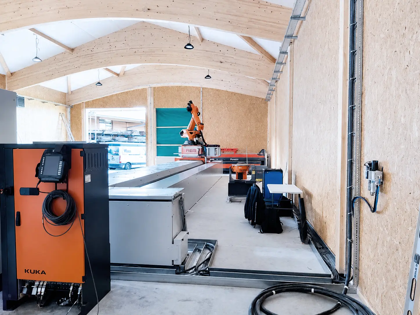 Blick entlang der Fräszelle mit KUKA Steuerschrank