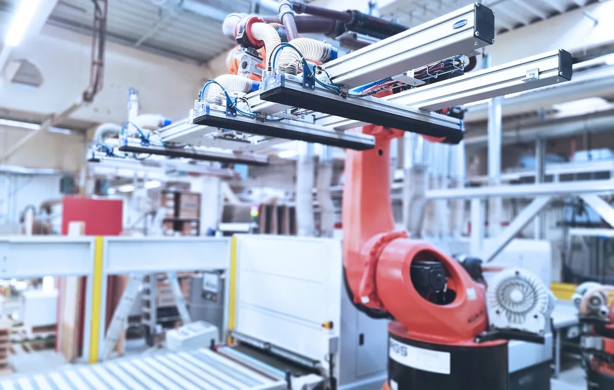Roboter mit Schmalz-Vakuumgreifer in der Holzverarbeitung