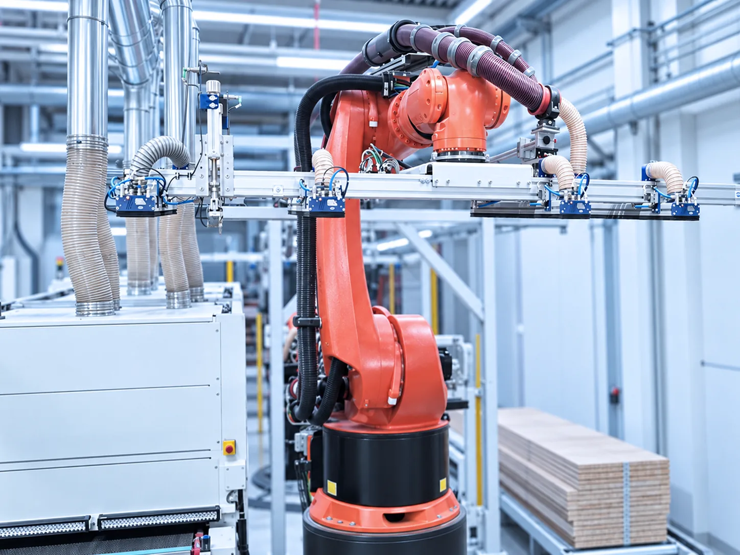 Gesamtansicht des Roboters zwischen Schleifmaschine und Plattenstapel