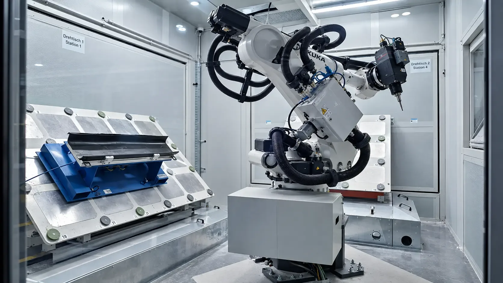 Roboter in der geschlossenen Fräs- und Bohrzelle