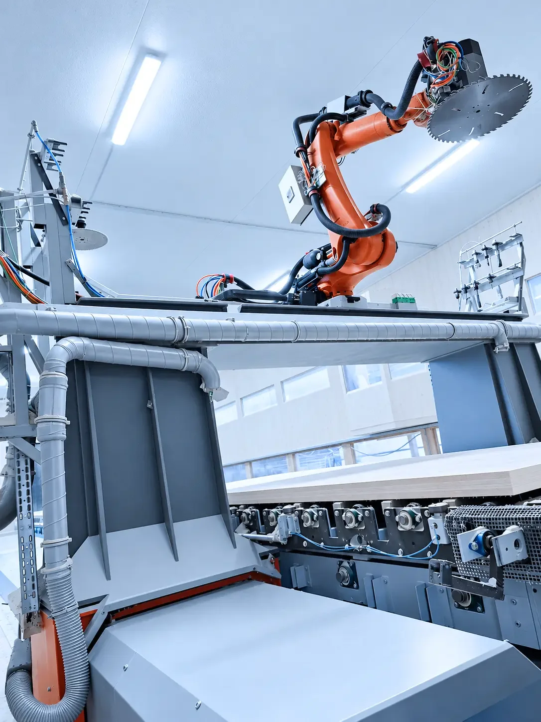 Fräsroboter mit Sägeblatt über einer Holzplatte