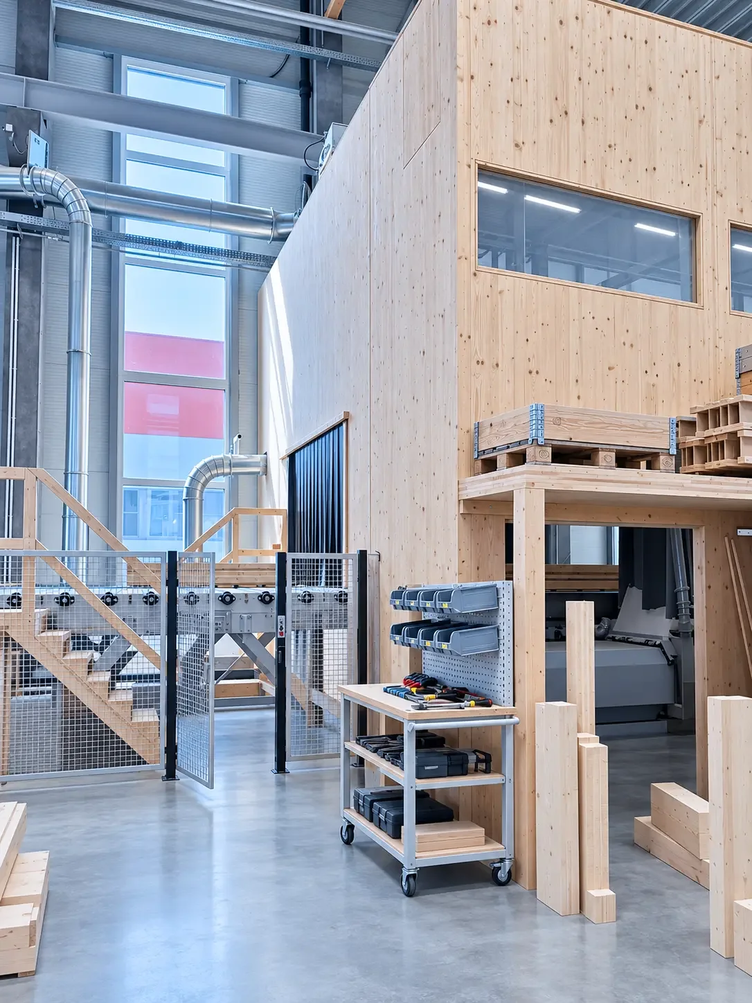 Holzverkleidete Einhausung der Fräsanlage mit Arbeitsbereich