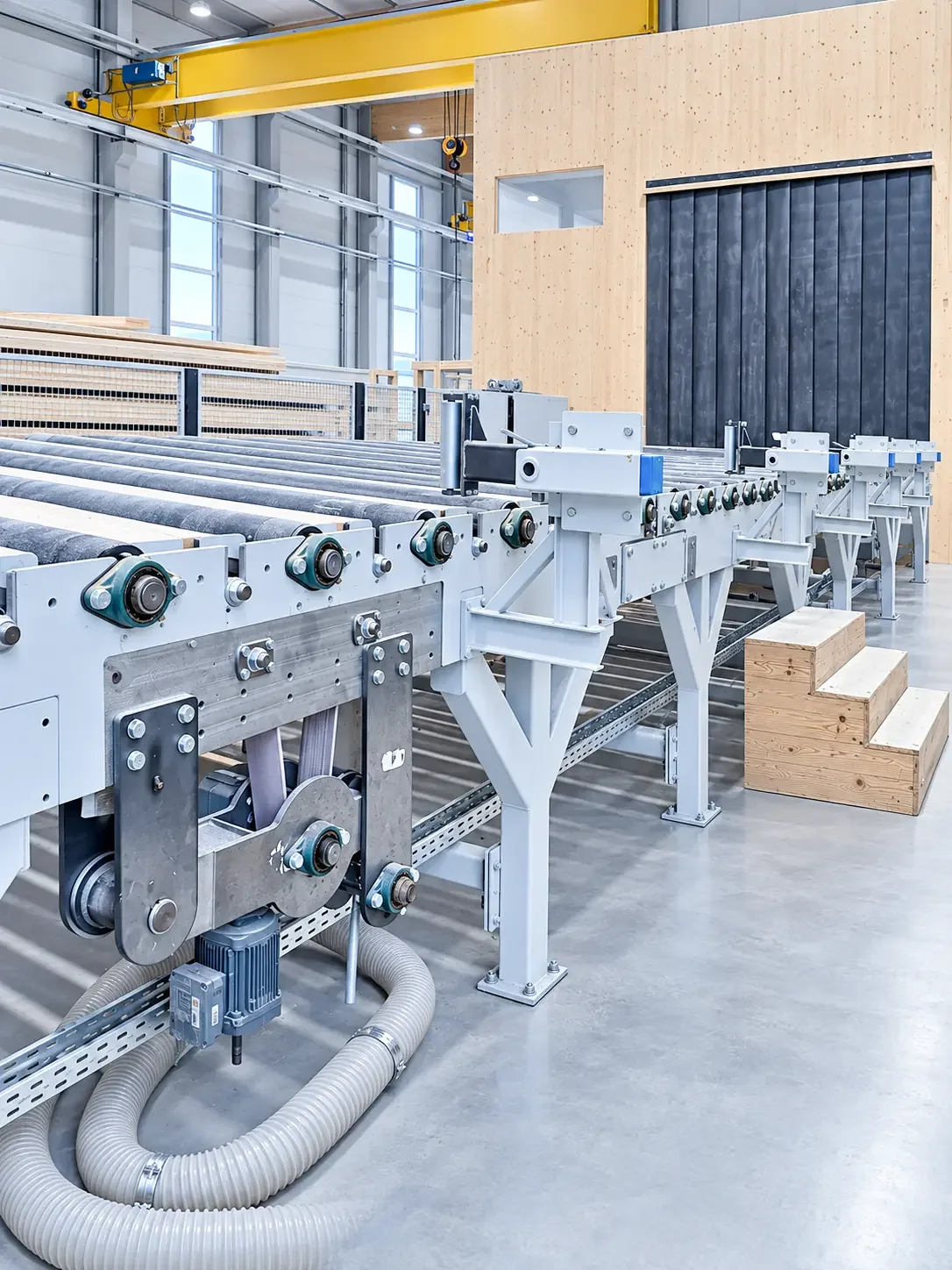 Rollenförderer vor dem Einlauf der Roboter-Fräsanlage
