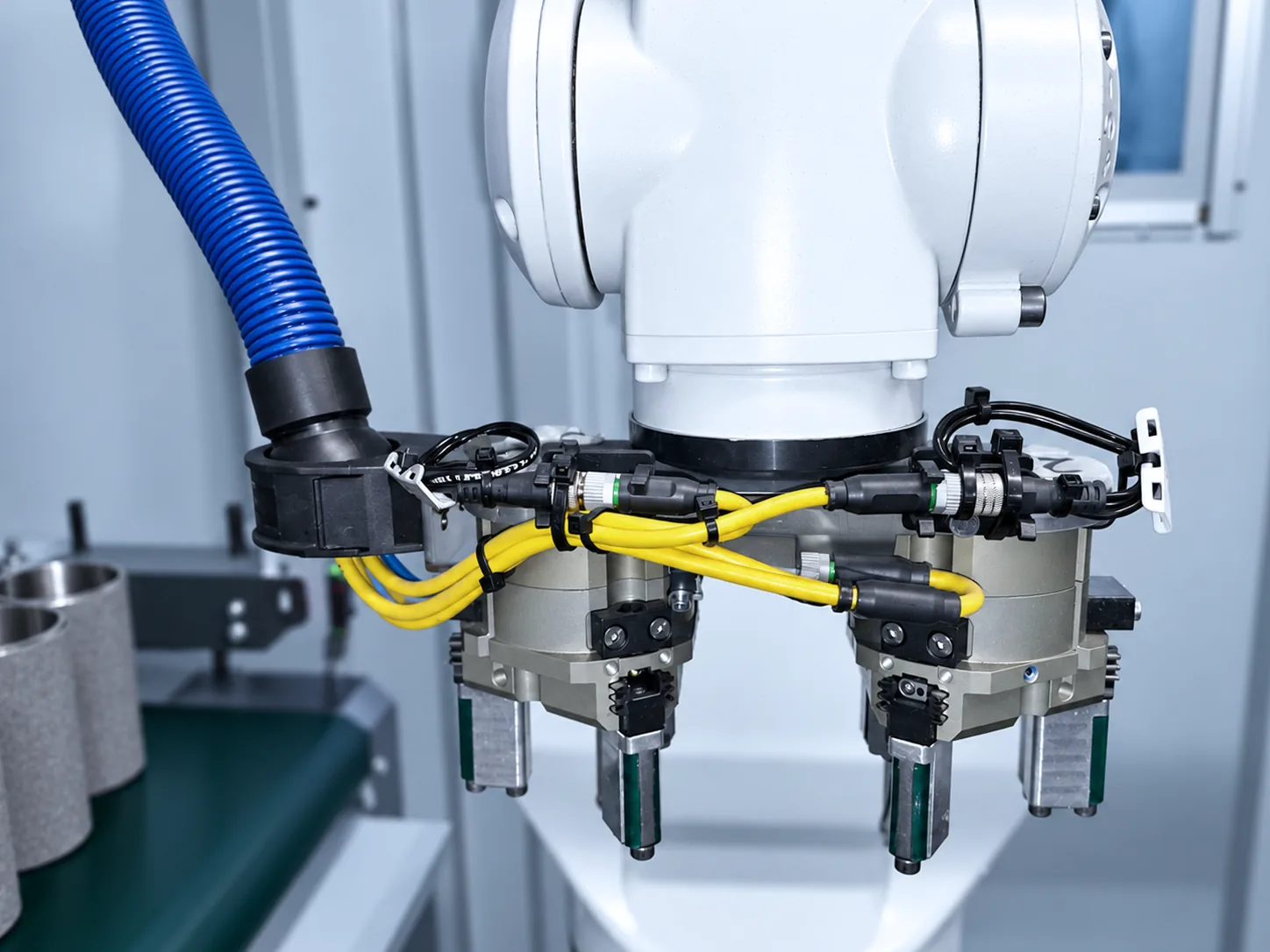 Doppelgreifer des Roboters für das parallele Buchsenhandling