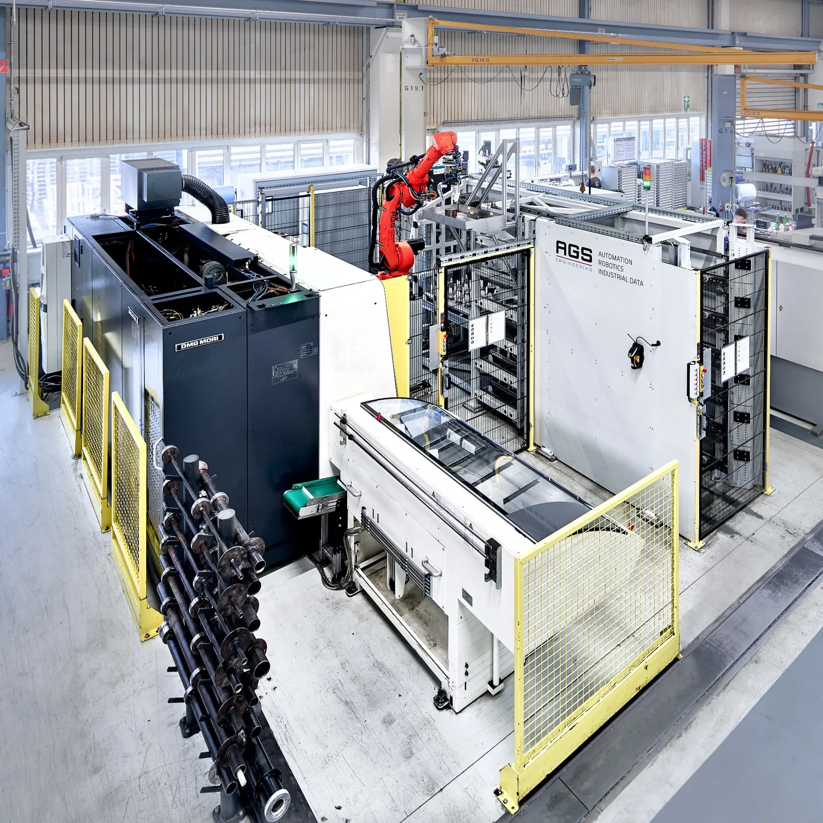 Gesamtansicht der Roboterzelle mit DMG-MORI-Drehzentrum