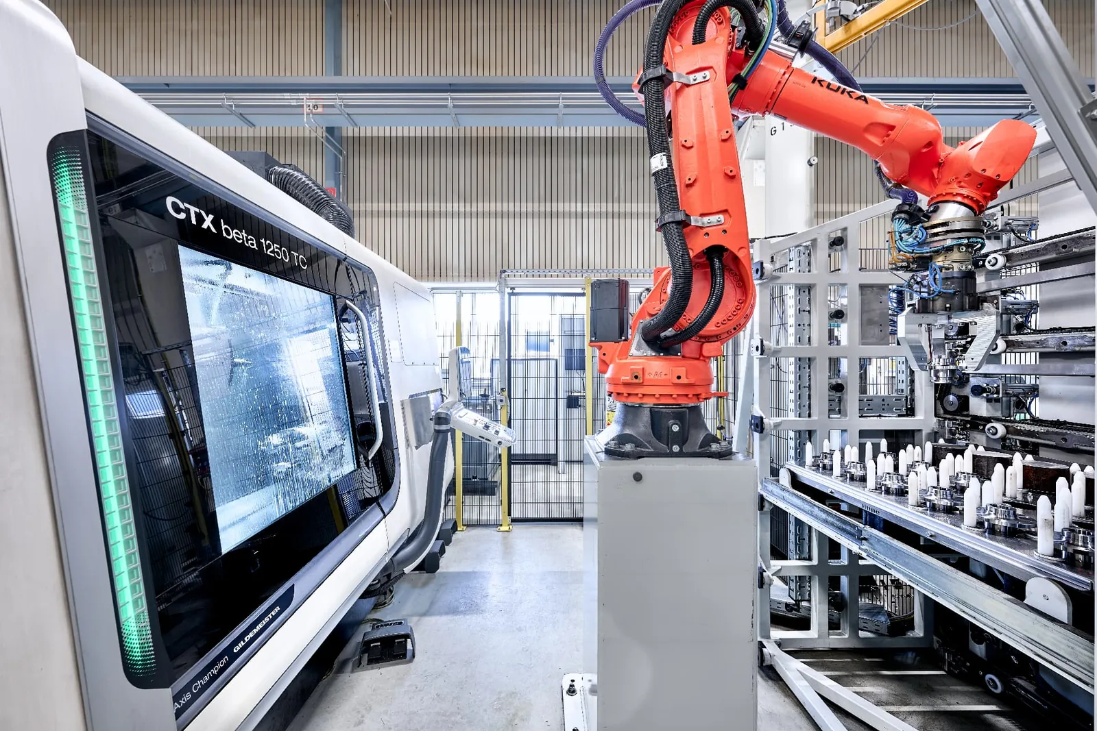 KUKA-Roboter vor CTX beta 1250 TC mit Werkstückmagazin
