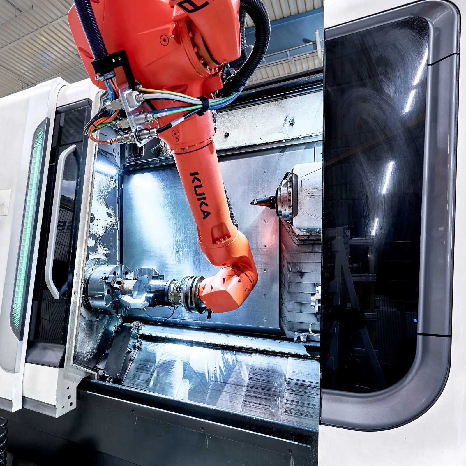 Roboter beim Beschicken des Drehzentrums
