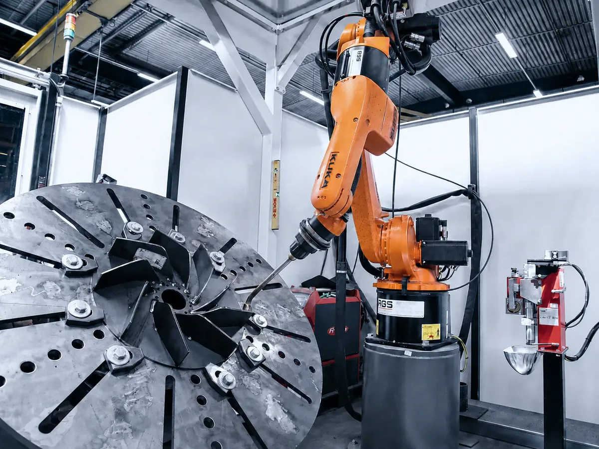 Roboter schweißt Schaufeln eines großen Lüfterrads