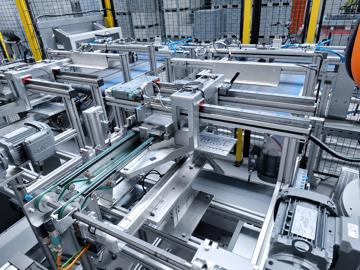 Fördertechnik mit Handlingachsen und Sensorik für Profilprodukte