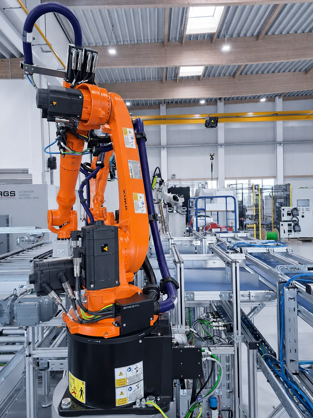 KUKA-Roboter über der Verpackungslinie