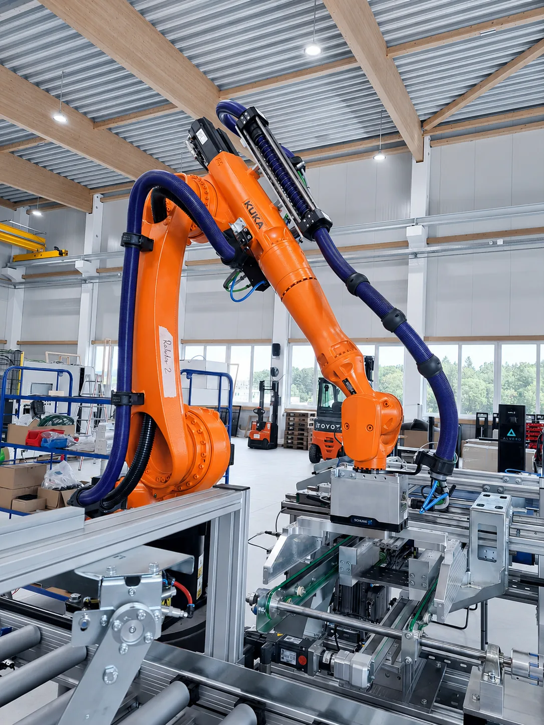 KUKA-Roboter mit Schunk-Greifer beim Kistenhandling